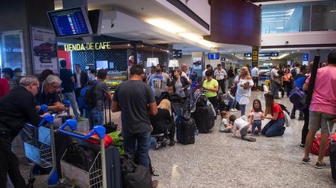 El paro dispuesto por los controladores aéreos nucleados en ATEPSA (Asociación Técnicos y Empleados de Protección y Seguridad a la Aeronavegación) comenzó a sentirse este viernes en los aeropuertos del país.