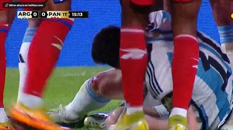 Amonestado Kevin Galván en Panama por una fuerte patada a Lionel Messi. / Gentileza.