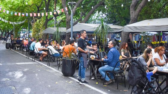 Turismo en Mendoza, de diferentes provincias y del vecino país, turistas disfrutan de las actividades que se realizan en la Plaza Independencia y la Peatonal Sarmiento.