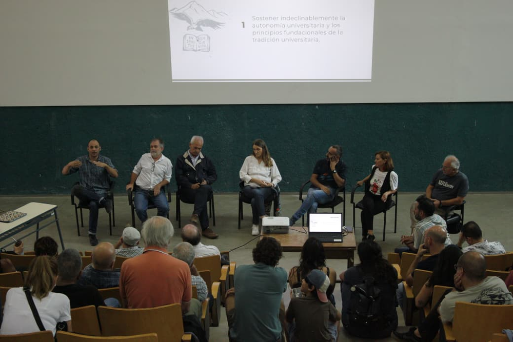 El espacio reúne a dirigentes de varias facultades y apunta a presentar una alternativa a la actual conducción universitaria.