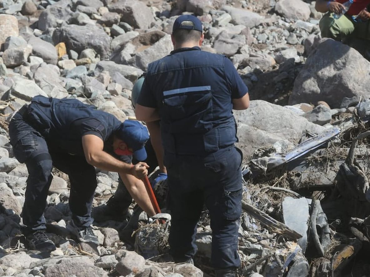 Destruído. Así encontraron el auto que arrastró la crecida.  Ignacio Blanco / Los Andes