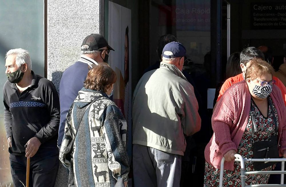 Abrieron nuevos cupos para cobrar el Alimentos por PAMI: se pagan $4.125 en reemplazo del bolsón de alimentos. Foto: Orlando Pelichotti / Los Andes
