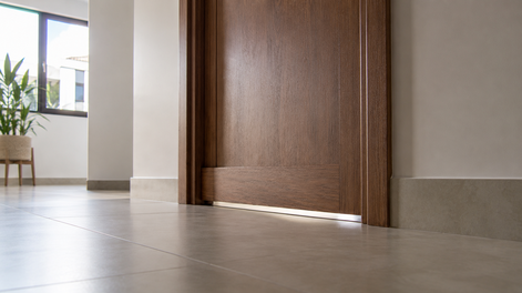 pocos lo saben: por que muchas puertas tienen un pequeno espacio entre el piso y la madera