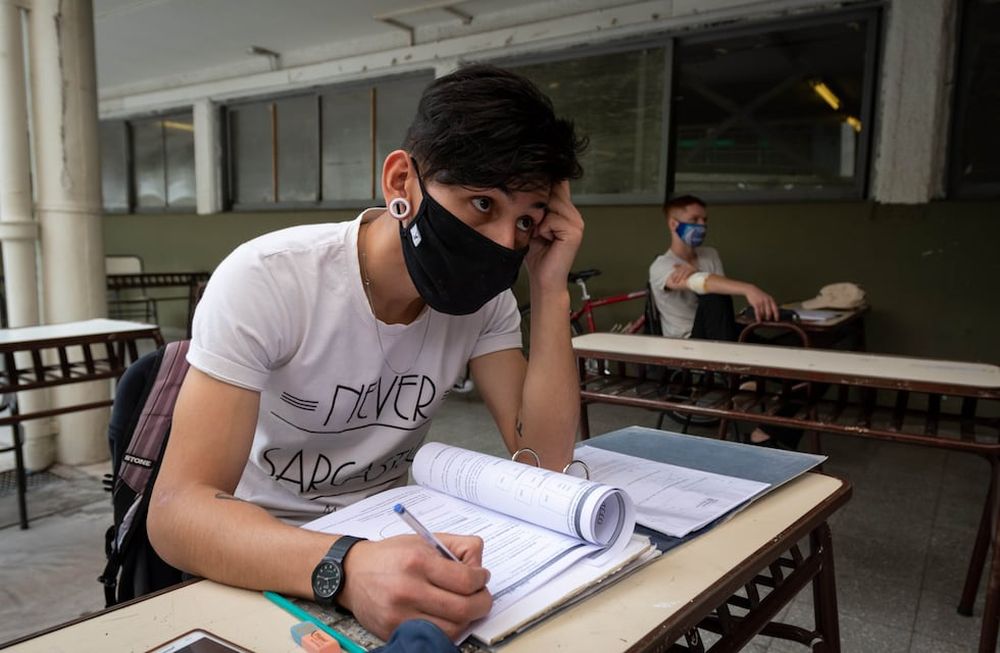 Mendoza 4 de diciembre 2020 SociedadEscuela 4-148 Manuel Belgrano. Algunos retornaron, con protocolo, a fin de añoUltimos días de clases y exámenes para alumnos que quieren hacerlo en forma presencial.   Alumno de 5 ano Pablo MignaniFoto: Ignacio Blanco / Los Andes