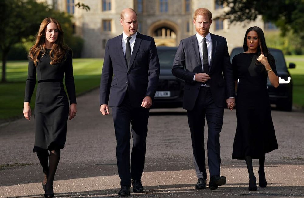 Los príncipes, hijos de Carlos III y Diana, se mostraron muy unidos en la puerta de Windsor para recibir las condolencias de la gente, por el fallecimiento de la reina Isabel II. - AP