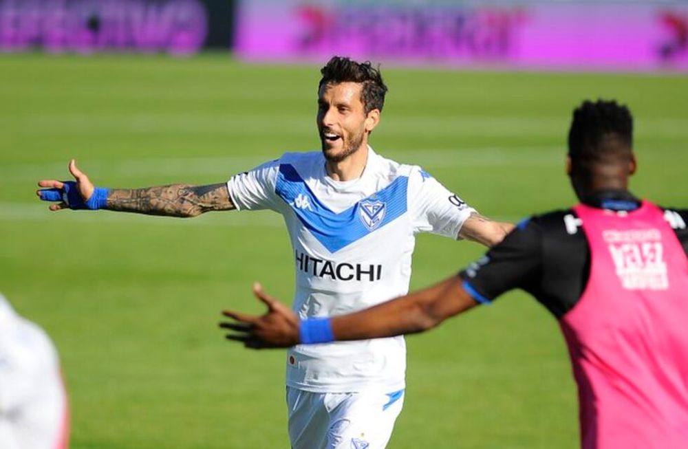 El volante de Vélez, Ricki Álvarez convirtió un verdadero golazo de tiro libre. / Gentileza.
