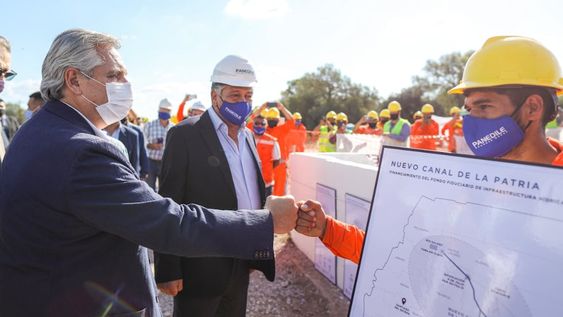 El Presidente asistió a la firma de convenios de obras y acuerdos en la Casa de Gobierno de Santiago del Estero junto al gobernador Gerardo Zamora