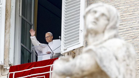 El Papa León XIV dirige la oración del Ángelus, una oración tradicional dominical, desde la ventana de su despacho con vista a la Plaza de San Pedro, Ciudad del Vaticano, el 22 de junio de 2025.