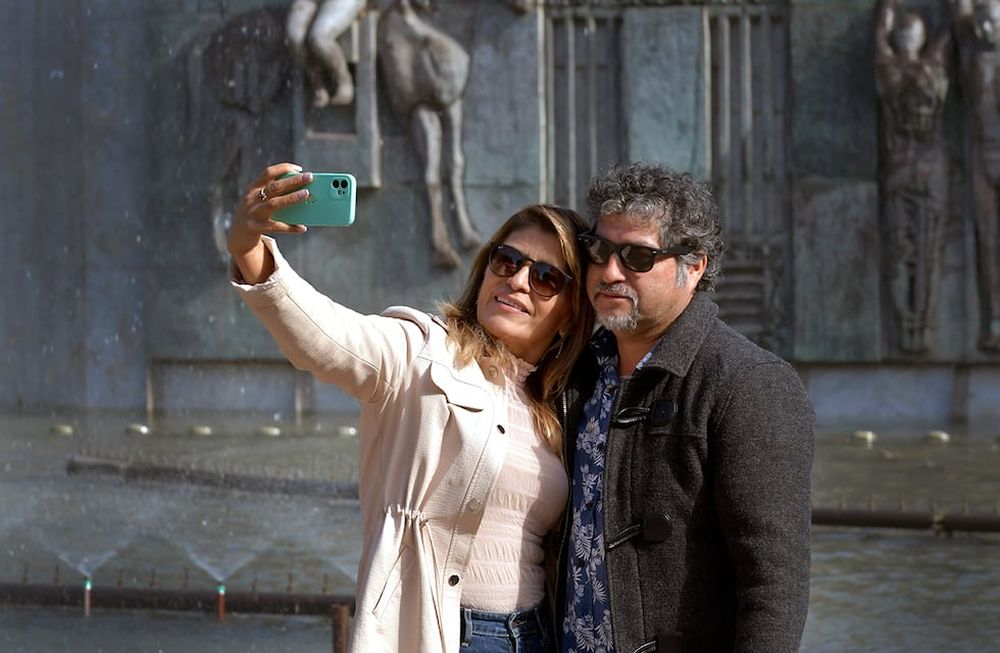 ¿Se viene un frente frío? Cómo estará el tiempo el fin de semana XXLTuristas pasean por la Plaza Independencia, Peatonal Sarmiento y museosFoto: Orlando Pelichotti