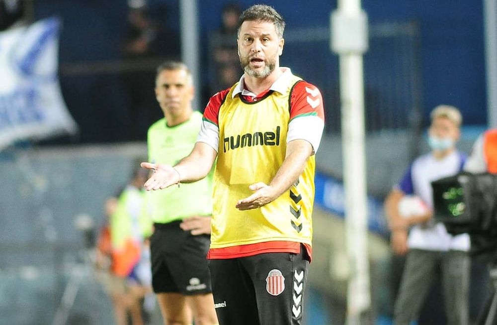 Rodolfo De Paoli, el relator de TyC Sports, llevó a Barracas a la Liga Profesional. Hoy, se cruzó feo con jugadores del Tomba. / Gentileza.