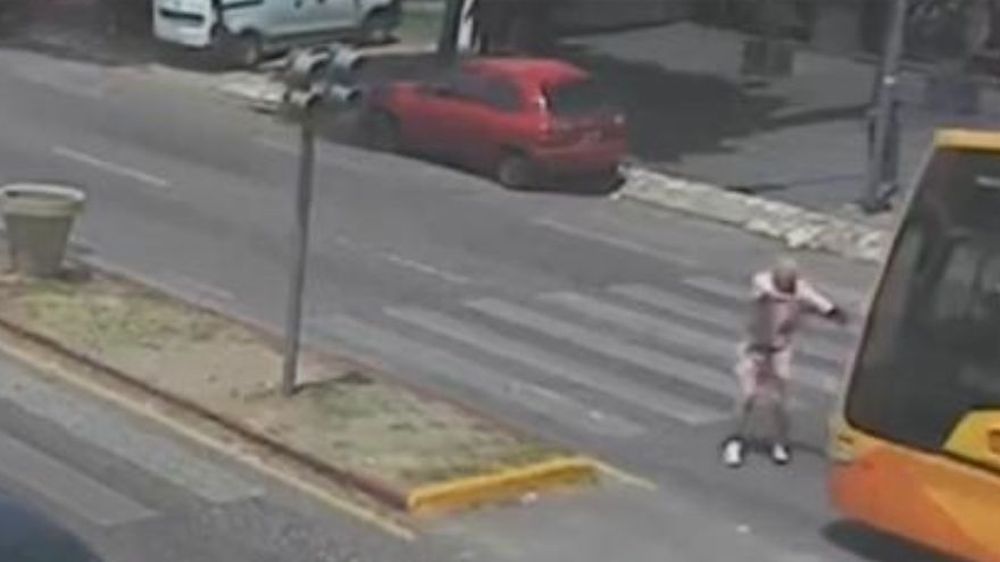 Un jubilado fue atropellado por un colectivo y trasladado al hospital con traumatismos en la pierna y el cráneo.