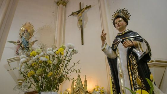 San Vicente Ferrer hizo varios milagros alzando su dedo índice. Así se lo inmortalizó en sus imágenes. Foto  : Orlando Pelichotti / Los Andes.