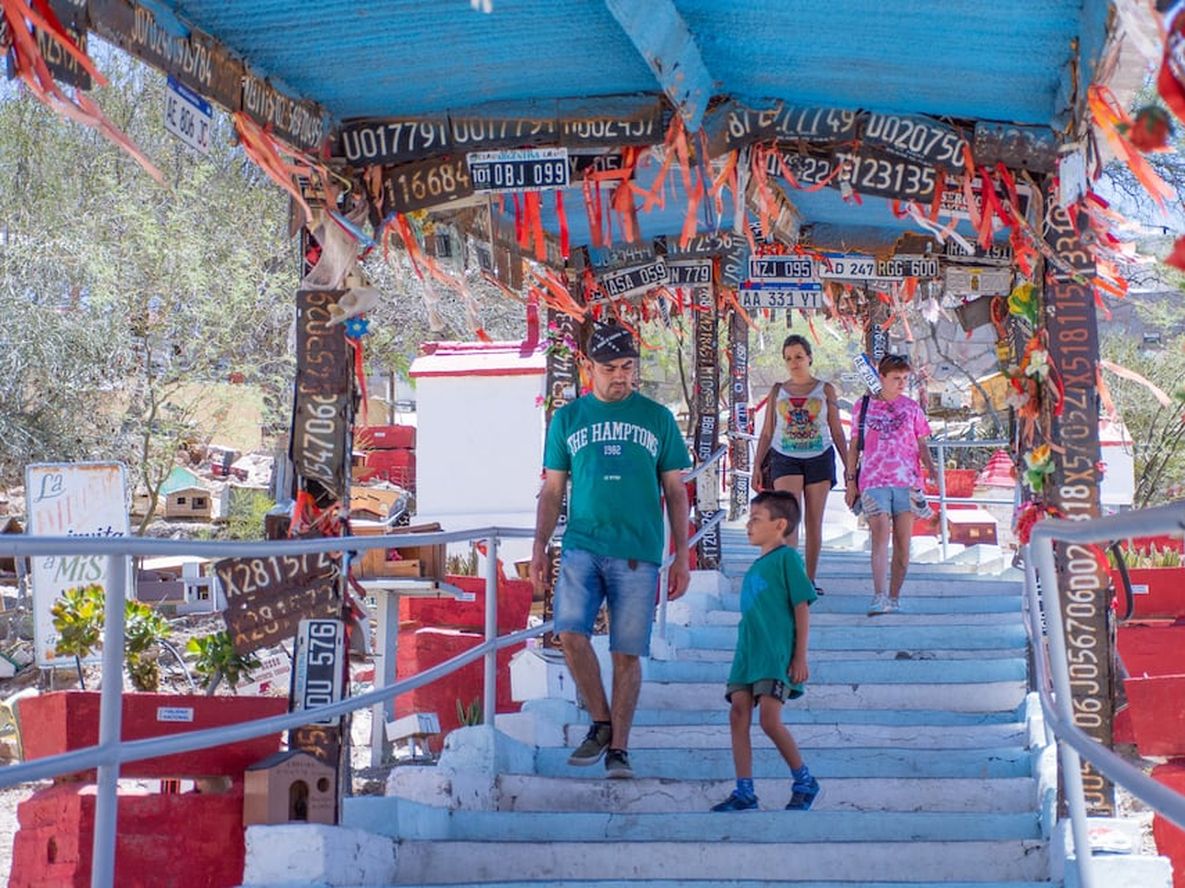 El Paraje Difunta Correa ubicado en la localidad de Vallecitos en la  provincia de San Juan recibe al año a miles de devotos que peregrinan cumpliendo promesas a causa de los milagros recibidos. Entre estos en un año particular para el futbol argentino, el presidente de la AFA se hizo presente con la Copa del mundo que obtuvo la Selección Argentina en el mundial Katar 2022.Vistas generales del santuario.Foto: Mariana Villa / Los Andes