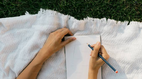 cuando la mano piensa: por que escribir a mano sigue siendo importante en la adultez