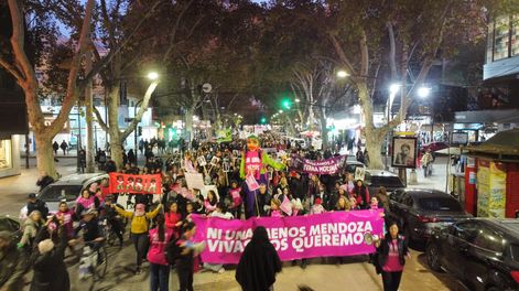 Marcha en Mendoza a 10 años del nacimiento del movimiento Ni Una Menos que denuncia la violencia extrema contra las mujeres.
