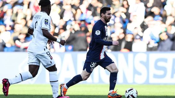 Paris (France), 19/03/2023.- Paris Saint Germains Lionel Messi (R) and Arnaud Kalimuendo of Rennes in action during the French Ligue 1 soccer match between Paris Saint Germain and Stades Rennais FC in Paris, France, 19 March 2023. (Francia) EFE/EPA/MOHAMMED BADRA