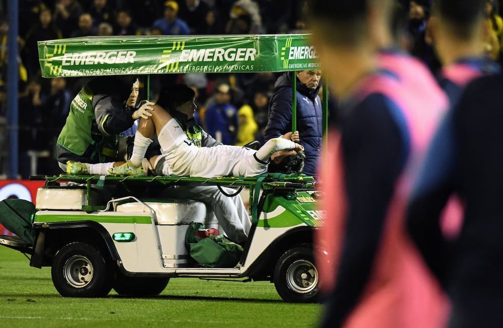 Santiago Toloza se retira en camilla del cotejo de Rosario Central ante Independiente. (Fotobaires).