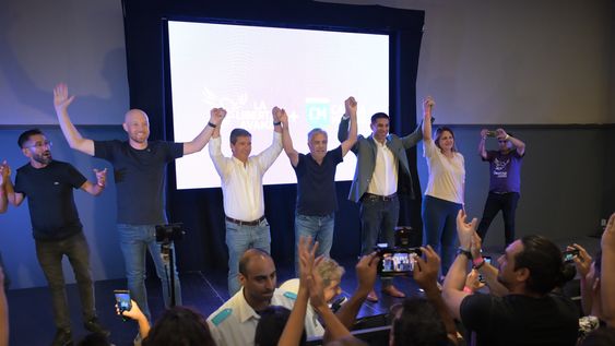 El gobernador Alfredo Cornejo festejando las victoria municipales de Luján de Cuyo, Rivadavia y San Rafael.&nbsp;