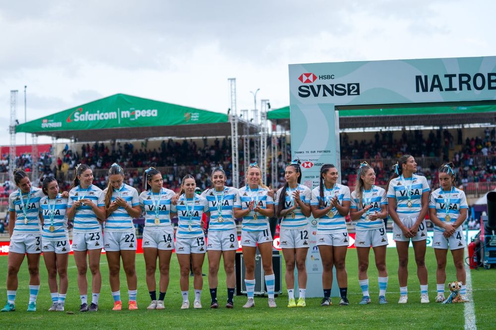 Rugby. Las campeonas de Rugby femenino muestran sus medallas doradas al p&uacute;blico asistente.