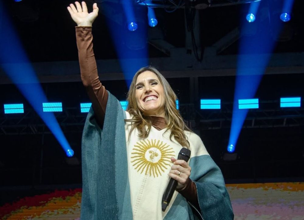 Soledad Pastorutti con el poncho celeste y blanco en Catamarca