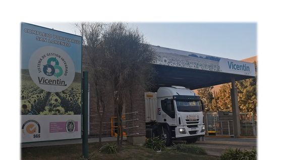 Santa Fe: La cerealera Vicentín pasó de ser la sexta exportadora de granos y derivados de la Argentina a incurrir en cesación de pagos con una deuda cercana a los $ 100 mil millones, y a ser intervenida por el Estado nacional ante el riesgo de quiebra y extranjerización de la empresa. Planta de Vicentin en la ciudad de San Lorenzo.Télam