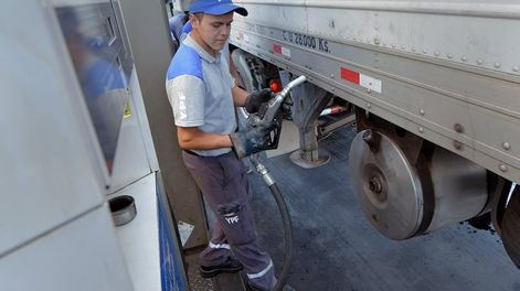 YPF informó que, no habrá dificultades en el abastecimiento para los consumidores del canal mayorista. Foto: Orlando Pelichotti / Los Andes