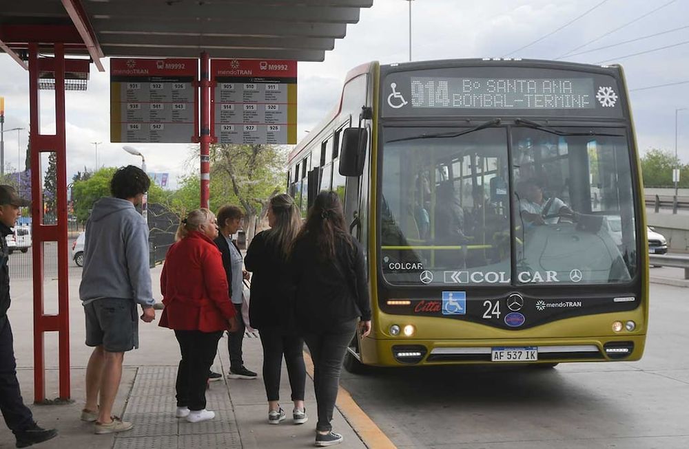 Diciembre arranca con un aumento del boleto de transporte público de pasajeros, entre otras subas. Foto: José Gutierrez / Los Andes
