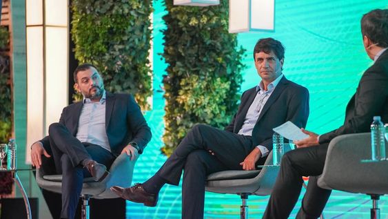 Alvarez Agis y Lacunza debatieron sobre inflación, emisión monetaria y cepo al dólar en el Coloquio de la entidad empresaria IDEA. Foto ClarinFoto: clarin