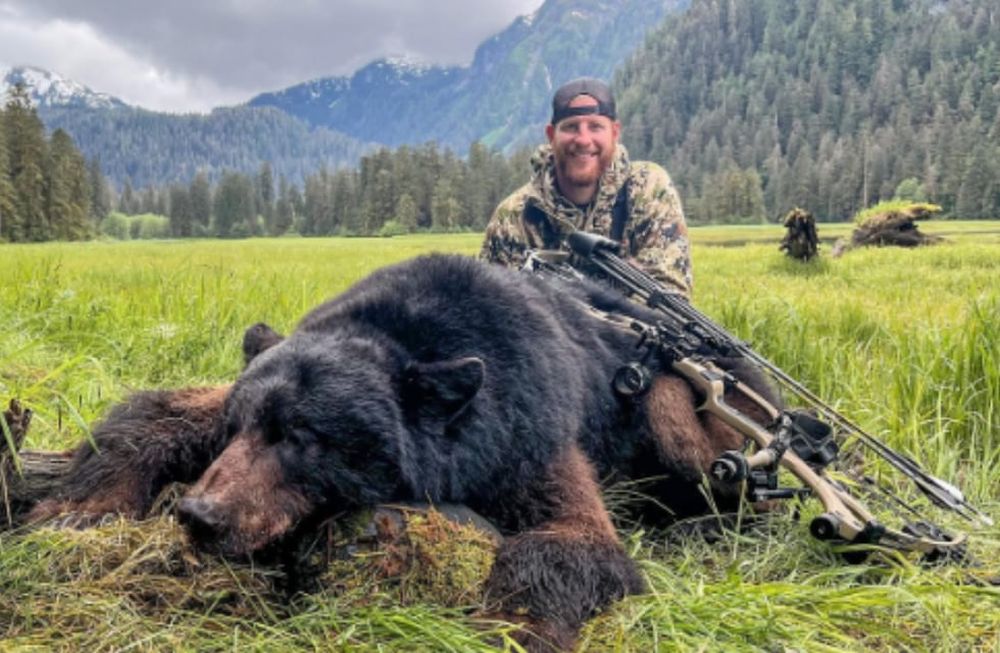 Tras causar controversia con las imágenes, el futbolista compartió un crudo video en el que muestra cómo cazaron al oso negro. Foto: Carson Wentz / Instagram