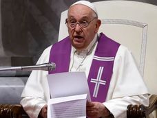 Fotografía de archivo del Papa Francisco durante una vigilia penitencial en el Vaticano. EFE/EPA/Fabio Frustrac