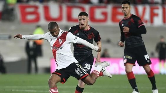 River enfrenta a Barracas Central por la fecha 17 de la Liga Profesional.