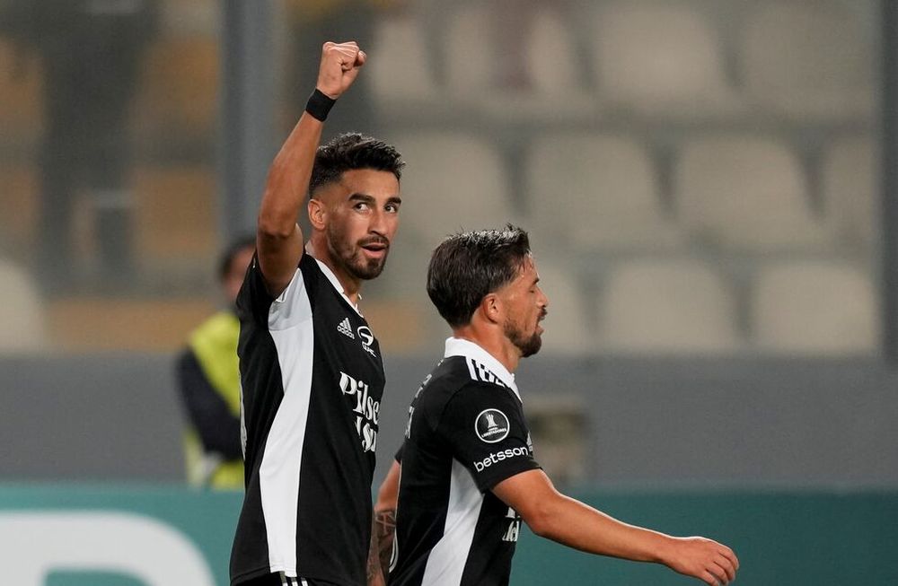El mendocino Juan Lucero anotó el gol del Colo Colo frente a Alianza, en Perú. El Cacique ahora visitará a River, que con un empate clasificará. /AP
