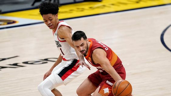El base argentino, facundo Campazzo, no estuvo acertado anoche frente a Washington. A milésimas de la chicharra que marcó el final del partido, lanzó un tiro de tres, y lo erró. Lamento para Denver porque significaba la victoria.