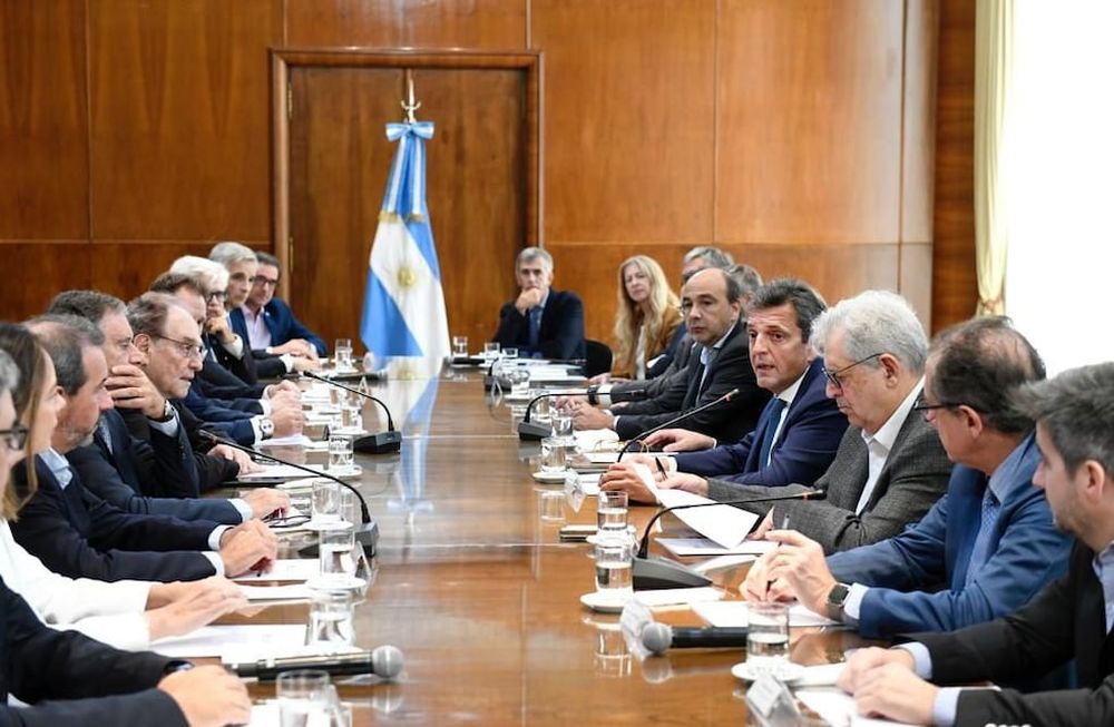 Caen el precio de los bonos y el dólar tras el anuncio de canje y pesificación de títulos en manos de organismos públicos