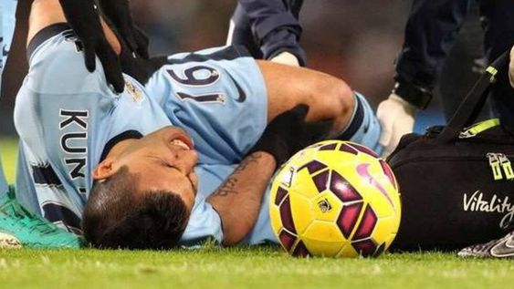 El “Kun” Agüero sufrió una lesión en la rodilla y salió llorando de la cancha