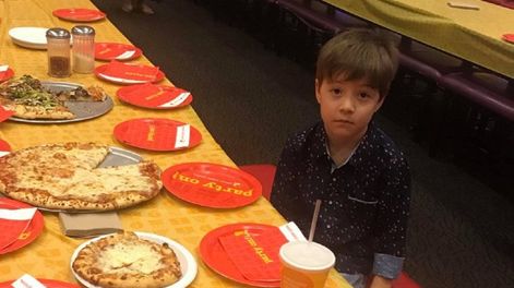 La triste historia del nene que pasó solo su cumpleaños y su festejo se hizo viral