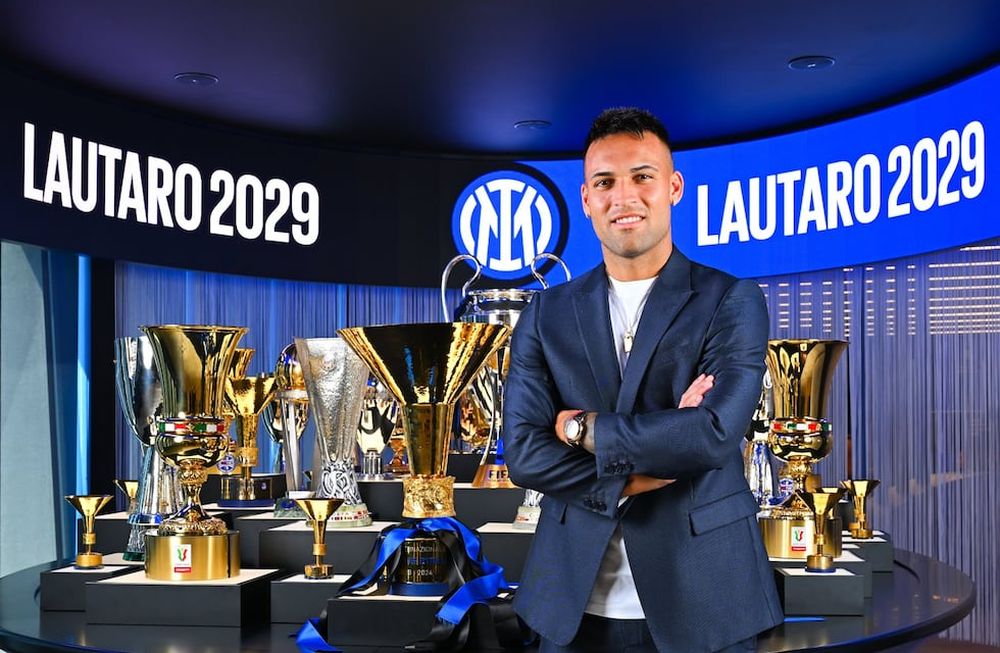 El Toro Martínez extendió su estancia en el Inter y dijo: Estoy muy feliz de haber ampliado mi contrato con nuestro Inter y orgulloso de tener el privilegio de seguir llevando el brazalete de capitán. (@Inter_es)