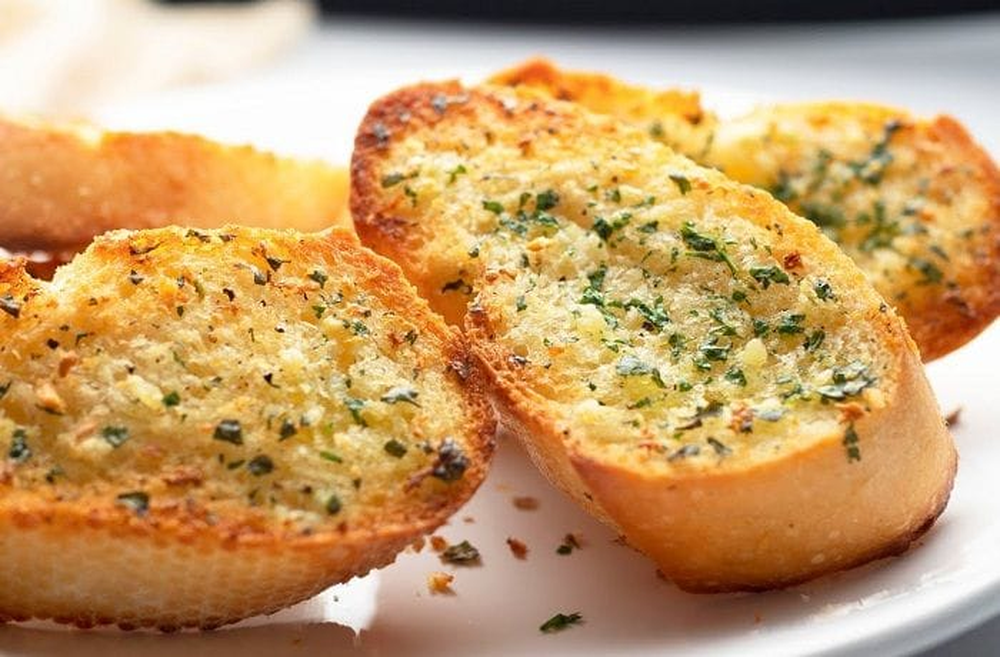 Este pan de ajo es una gran alternativa para acompañar cualquier comida. Este pan de ajo es una gran alternativa para acompañar cualquier comida.