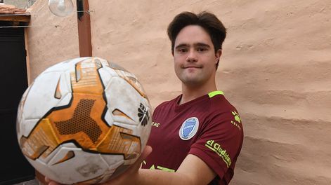 Los Andes | 21 de marzo día internacional del Síndrome de Down. Rodrigo de 24 años terminó el secundario, juega al fútbol y fue preseleccionado para la selección argentina de Futsal de chicos con Síndrome de Down. Foto: Marcelo Rolland / Los Andes