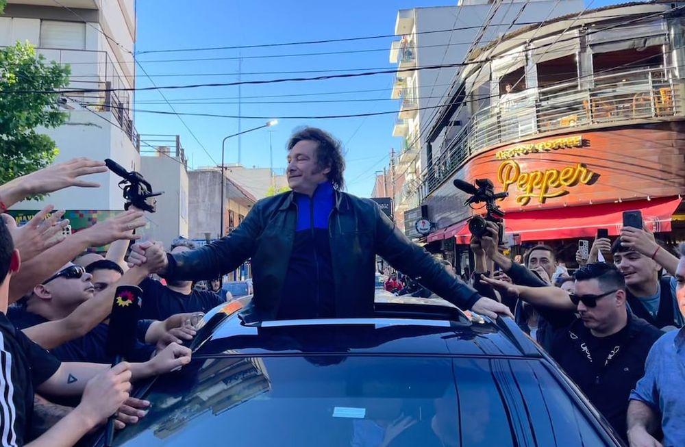 El candidato Javier Milei realizó una caravana por Ramos Mejía, provincia de Buenos Aires (Foto: Prensa LLA)
