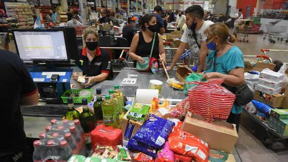 El costo de vida de los trabajadores argentinos escaló 3,3% en junio, por lo que mostró una nueva desaceleración pero no le gana a la inflación. - Los Andes