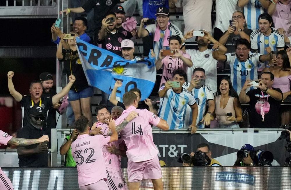 Leo Messi metió un golazo y lo festejó con los hinchas. (AP)