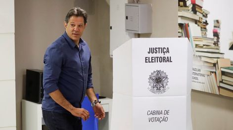 La democracia está en juego, dijo Haddad antes de votar en Sao Paulo