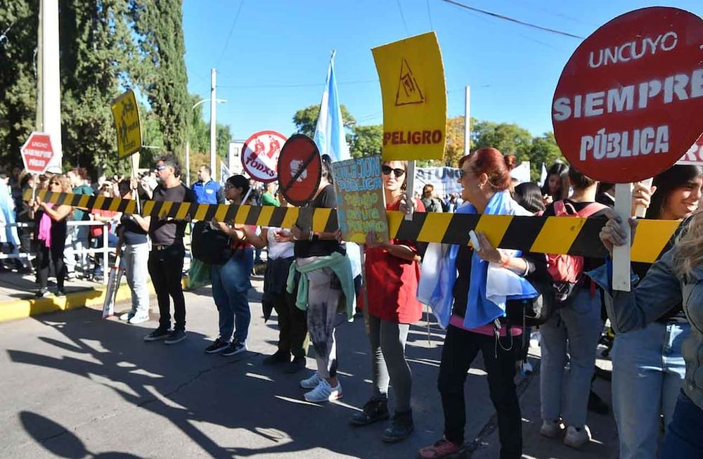 Imágenes de la primera marcha universitaria en MendozaFoto:José Gutierrez / Los Andes