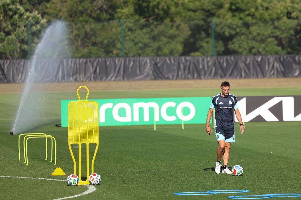 Con la clasificación asegurada, el técnico Lionel Scaloni evalúa una formación con varios suplentes para llegar con el plantel fresco a la etapa eliminatoria