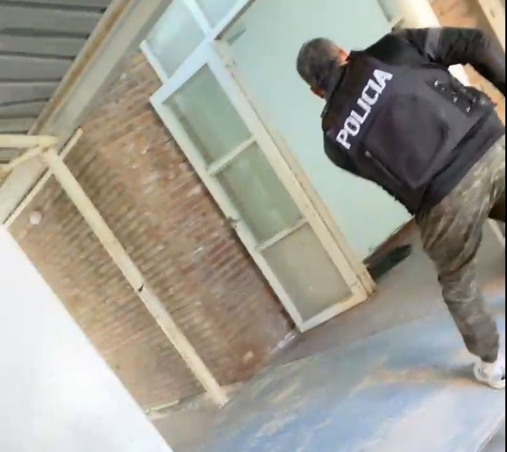 La Policía busca controlar a la joven con el arma, quien sigue en poder de un arma y en actitud amenazante.