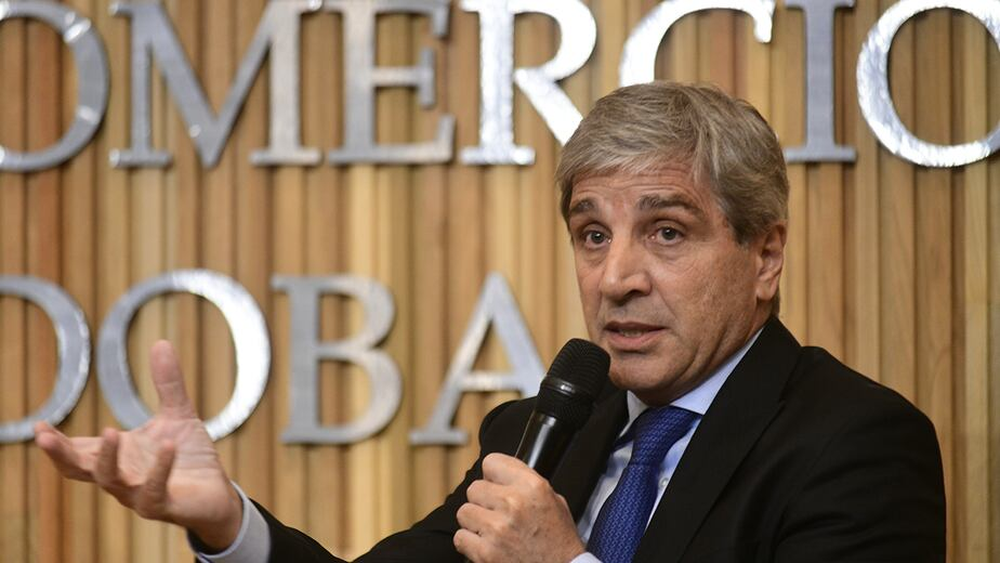 Luis Caputo defendió el cambio en las bandas de flotación del dólar y dijo que permitirá acumular reservas.