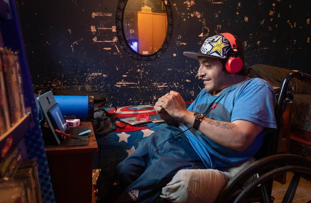 Martin Garcia (41) tiene paralisis cerebral pero eso no le impidio escribir y publicar. Es poeta escritor y creo un canal de Youtube haciendo criticas de peliculas. Foto: Ignacio Blanco / Los Andes.