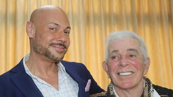 El humorista se casará con su productor.