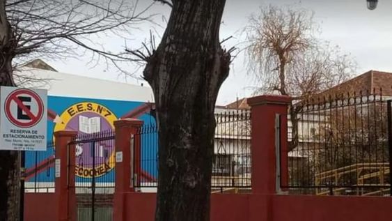 Luego de que los familiares se enteraran del resultado del examen, se acercaron a la docente y le arrojaron una botella en la cabeza. Gentileza: TN.